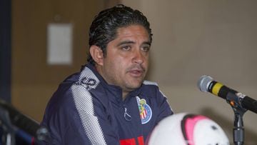 El entrenador de Chivas Femenil, Fernando Camacho habla en conferencia de prensa sobre el rendimiento de su equipo. 