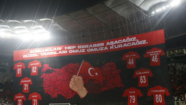 Turkey fans pay tribute to earthquake victims during Croatia fixture