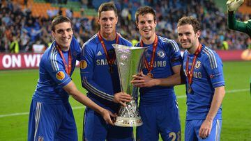 Chelsea&#039;s Oriol Romeu, Fernando Torres, Cesar Azpilicueta, Juan Mata celebrates winning the Europa League trophy after winning the UEFA Europa League Final match between FC Benfica and Chelsea at the Amsterdam Arena on 15th May 2013 in Amsterdam, Holland.  (Photo by Darren Walsh/Chelsea FC via Getty Images)