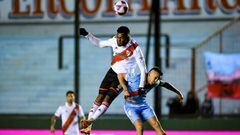 SARANDI, ARGENTINA - AUGUST 17: Miguel Borja of River Plate jumps for the ball against Cristian Chimino of Arsenal during a Liga Profesional 2022 match between Arsenal and River Plate at Julio Humberto Grondona Stadium on August 17, 2022 in Sarandi, Argentina. (Photo by Marcelo Endelli/Getty Images)
