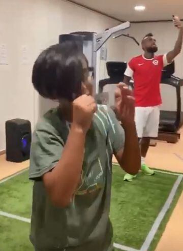 Por error, el hijo de Vidal subió un video en el que el jugador aparece de fondo con una nueva polera de la Roja. ¿Será la nueva camiseta?