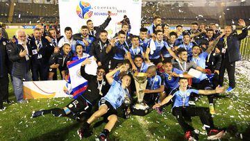 Los jugadores de Uruguay celebran su victoria hoy en el Sudamericano Sub-20. 