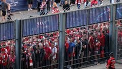 (FILES) In this file photo taken on May 28, 2022 Liverpool fans stand outside unable to get in in time leading to the match being delayed prior to the UEFA Champions League final football match between Liverpool and Real Madrid at the Stade de France in Saint-Denis, north of Paris. - Liverpool and Real Madrid fans who were victims of crime at the Champions League final have been told they can file complaints to the French authorities. Numerous supporters attending Real's 1-0 win against Liverpool at the Stade de France on May 28 have alleged they were attacked by gangs of local youths before and after the match in Paris. (Photo by Thomas COEX / AFP)