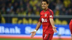Javier Hern&aacute;ndez reclama al &aacute;rbitro un supuesto penalti.Dortmund gan&oacute; 3-0 al Leverkusen.