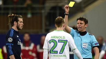 Gianluca Rocchi amonesta a Arnold en presencia de Bale durante el Wolfsburgo-Real Madrid de la temporada 2015-2016.