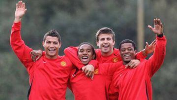 Cristiano Ronaldo, Anderson, Gerard Piqu&eacute; y Patrice Evra bromeando en un entrenamiento del Manchester United.