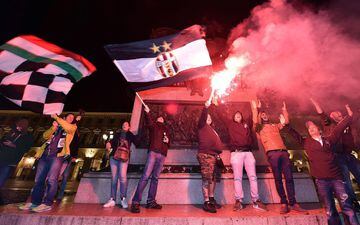 Turin (Italy), 13/05/2018.- Juventus fans celebrate after winning the seventh consecutive Italian soccer championship in Piazza San Carlo, Turin, Italy, 13 May 2018. (Italia) EFE/EPA/ALESSANDRO DI MARCO