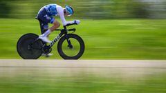 El ciclista brit&aacute;nico Chris Froome rueda durante el pr&oacute;logo del Tour de Romand&iacute;a 2022.