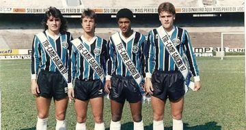 El primero de izquierda a derecha. El chileno fue el primer nacional en vestir los colores de este elenco entre los años 1987 y 1992.