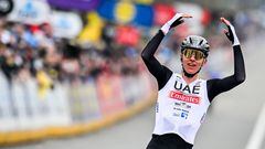 El ciclista esloveno Tadej Pogacar celebra su victoria en el Tour de Flandes 2023.