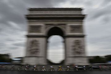 Great Britain's Christopher Froome (C), wearing the overall leader's yellow jersey, rides past the Arc de Triomphe during the 103 km twenty-first and last stage of the 104th edition of the Tour de France cycling race on July 23, 2017 between Montgeron and