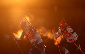 Anais Chevalier (Francia) y Jessica Jislova (Rep. Checa) durante una competencia de Biathlon en los juegos realizados en China. (Photo by Ezra Shaw/Getty Images).