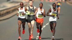 Mo Farah (izquierda) en cabeza de la carrera junto a Robertson, Abdi y Wanjiru. 