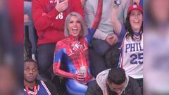 Aficionada vestida de Spiderman se hizo viral por la 'cam' de la NBA