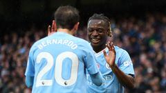 Manchester (United Kingdom), 04/11/2023.- Jeremy Doku (R) and Bernado Silva (L) of Manchester City celebrate during the English Premier League soccer match between Manchester City and AFC Bournemouth, in Manchester, Britain, 04 November 2023. (Reino Unido) EFE/EPA/ASH ALLEN No use with unauthorized audio, video, data, fixture lists, club/league logos, 'live' services' or as NFTs. Online in-match use limited to 120 images, no video emulation. No use in betting, games or single club/league/player publications.
