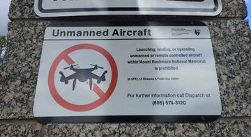 Cartel que prohibe el vuelo de drones en el Monte Rushmore