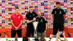 El jugador del Olympiacos Kostas Sloukas y el jugador del Real Madrid Edy Tavares junto a sus entrenadores Georgios Bartzokas y Chus Mateo.