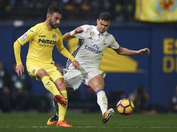 VILLARREAL, SPAIN - FEBRUARY 26:  Adrian Lopez (L) of Villarreal competes for the ball with Pepe of Real Madrid during the La Liga match between Villarreal CF and Real Madrid at Estadio de la Ceramica on February 26, 2017 in Villarreal, Spain.  (Photo by 
