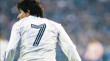 Una de las leyendas del Real Madrid. Logró levantar cinco trofeos de liga con el equipo madridista y un Pichichi. Es el único futbolista al que se le rinde tributo con un cántico en todos los partidos que se juegan en el Estadio Santiago Bernabéu, el cual se hace al minuto 7. 