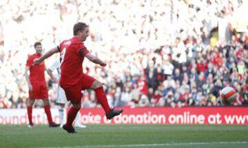 Robbie Fowler marca de penalti el tercero del Liverpool.
