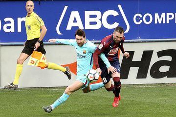 El delantero argentino del FC Barcelona, Lionel Messi  y el Gerad Piqué  y el defensa del Eibar Anaitz Arbilla 
