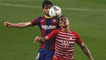 Sergi Roberto pelea un bal&oacute;n con Darwin Mach&iacute;s durante el partido de LaLiga Santander entre el Barcelona y el Granada.