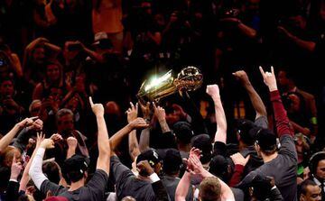 Los Cleveland Cavaliers celebran su primer campeonato de la NBA.
