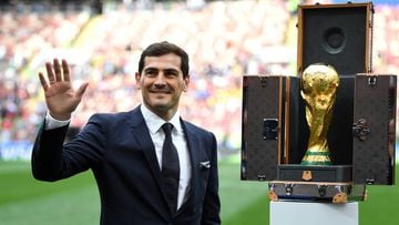 &Iacute;ker Casillas, junto a la copa del Mundial de F&uacute;tbol.