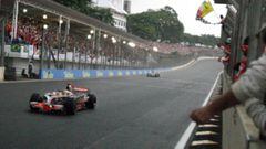 Hamilton cruza la meta en Brasil 2008 y se proclama campe&oacute;n del mundo. Al fondo, Timo Glock.