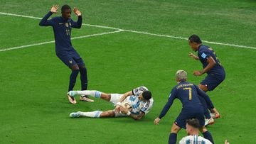 Endorsing World Cup final referee Szymon Marciniak’s decision to award Argentina a penalty, AS resident ref Eduardo Iturralde was critical of Ousmane Dembélé.