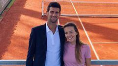 Novak Djokovic con su mujer, Jelena, posando junto a una pista de tenis.