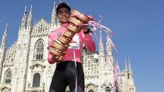 Tom Dumoulin posa con la maglia rosa y el Trofeo Senza Fine de ganador del Giro de Italia 2017 delante del Duomo de Mil&aacute;n.