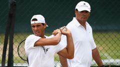 Rafa Nadal y Toni Nadal, durante un entrenamiento en el torneo de Wimbledon 2017.