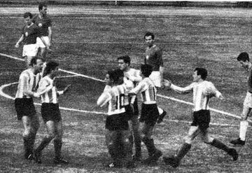 El del mediocampista argentino fue el primer gol en caer en cuatro partidos inaugurales simultáneos, al 4' del encuentro entre pamperos y Bulgaria.