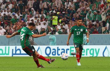 Chávez scores for Mexico at the World Cup.