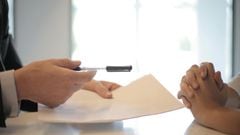 ¿Es obligatorio contratar un seguro al firmar una hipoteca con el banco?