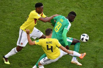 El volante de Senegal, Mbaye Niang, luchas al balón frente a la marcar de Mina y Arias durante el partido Senegal-Colombia, del Grupo H del Mundial de Fútbol de Rusia 2018, en el Samara Arena de Samara, Rusia, hoy 28 de junio de 2018