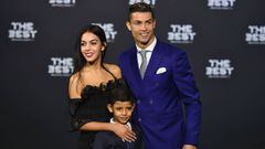 Cristiano Ronaldo con su hijo y su novia, Georgina Rodr&iacute;guez, en los Premios The Best de la FIFA