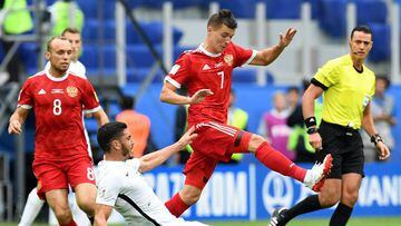 St.petersburg (Russian Federation), 17/06/2017.- Dmitriy Poloz (C) of Russia and Michael Boxall (down) of New Zealand in action during the FIFA Confederations Cup 2017 group A soccer match between Russia and New Zealand at the Saint Petersburg stadium in St.Petersburg, Russia, 17 June 2017. (Nueva Zelanda, San Petersburgo, Rusia) EFE/EPA/GEORGI LICOVSKI