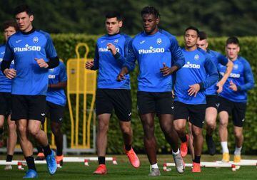 Los jugadores del Atalanta, durante su última sesión de entrenamiento antes de medirse con el Real Madrid.
