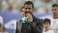 El cantante mexicano apareci&oacute; en el TSM antes de la final de ida entre Santos y Toluca para entonar el Himno Nacional.
