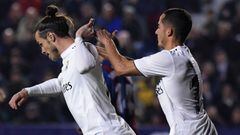 Bale se quit&oacute; de esta fea manera el abrazo de Lucas en el 1-2 del gal&eacute;s en el Ciutat de Valencia. 