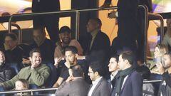 Neymar Junior y Kylian Mbapp&eacute;, delanteros del PSG, bromeando en la grada.