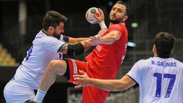 Tunisia&#039;s Mohamed Soussi (C) vies with Chile&#039;s Marco Oneto (L) and Chile&#039;s Rodrigo Salinas  during the IHF Men&#039;s World Championship 2019 Group C handball match between Tunisia and Chile at the Jyske Bank Boxen arena in Herning on January 14, 2019. (Photo by Jonathan NACKSTRAND / AFP)