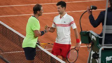 Rafa Nadal y Novak Djokovic se saludan tras su partido de semifinales en Roland Garros.