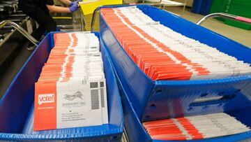 Las boletas de voto por correo en bandejas clasificadoras, en la sede de las elecciones del condado de King en Renton, Washington.