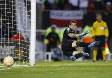 Agustín Orión se lanza para el lado contrario tras el tiro de Sánchez.