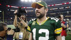 LWS134. Arlington (United States), 15/01/2017.- Green Bay Packers quarterback Aaron Rodgers (C) walks off the field after the NFC Divisional playoff game between the Green Bay Packers and the Dallas Cowboys at AT&amp;T Stadium in Arlington, Texas, USA, 15 January 2017. The Green Bay Packers won the game against the Dallas Cowboys. (F&uacute;tbol, Estados Unidos) EFE/EPA/LARRY W. SMITH