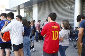 Fans queue up outside the Bernabéu to see Eden Hazard presented by Real Madrid.