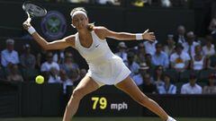 Victoria Azarenka rdevuelve una bola ante Heather Watson en Wimbledon.